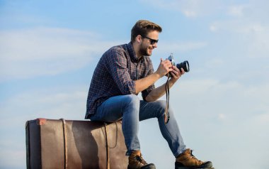 Uzaklaş. Seksi turist muhabiri. Bagajında kamera olan maço bir adam. Macera yakalamak. Gazeteci. Gözlüklü fotoğrafçı. Gezgin, arabayı bekle. Erkek modası. modaya uygun görünüyor