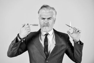 Sakallı adam jilet makası tut. Retro berber dükkanı. Alet edevatlı hippi. Saç kesimi tasarlıyorum. Taze saç stili. Berber dükkanı konsepti. Berber salonu. - Sarışın. Saçları ağarmış. Kişisel stilist berber