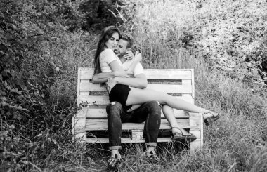 Onunla ilgili her şeyi seviyorum. Birbirine aşık çiftler. Mutluluk. Aile hafta sonu. Romantik randevu. Bir erkekle bir kadın. Sevgililer günün kutlu olsun. Ormanda yaz kampı. Çift dışarıda bankta rahatlar. Gizli yer