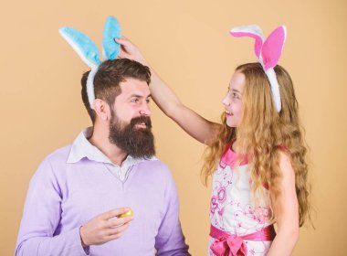 Son hazırlıklar. Ailesi ne kadar da yıllık Paskalya yortusu yumurta avlamak. Mutlu bir aile. Aile Paskalya kutluyor. Baba ve çocuk renkli Paskalya yumurtaları ile. Baba ve kızı Paskalya bunny kulaklarına gülümseyen aile