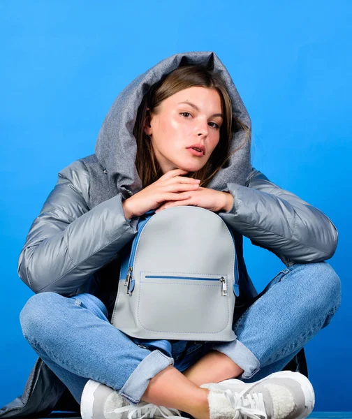 Je me sens reposée. femme en bonnet avec sac à dos. vêtements d'hiver chauds. faire du shopping. Joyeuses vacances d'hiver. fille en manteau gonflé. fausse fourrure mode. grippe et saison froide. Sac en cuir mode — Photo