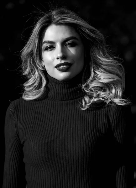 Bu ne güzellik. Örgü süveter giyen kırmızı ruj. Kozmetik ve cilt bakım eğilimi. Sonbahar kadını dışarıda kıvırcık saçlı. Kadın güzeli. Haidresser ve makyaj. Sonbahar moda sezonu. Uzun sarı saçlı kız.