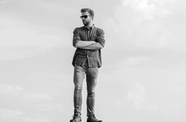 Güzel bir model. Gözlüklü iş adamı. Güven ve karizma. Maço, tıraşsız bir adam. Erkek modası. Çok moda görünüyor. Seksi erkek gökyüzü arka planı. Erkekler güzellik ve cinsellik. Gerçek erkekler.