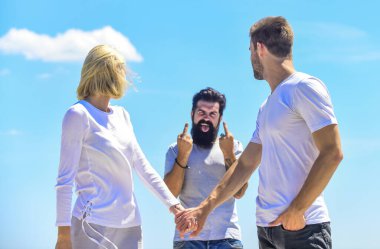 Sevgi ve nefret. Ortak ilişkileri. Zorlu ilişkiler. Eğer içinizden birinin bu ikisinin evlenmemesi için bir nedeni varsa. Romantik ilişkiler. İlişki sorunu. Evlilik ve boşanma. Kıskançlık hissi.