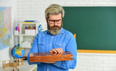 Satranç hatalara karşı mücadeledir. Masa oyunu. Satranç oynayan adam. Entelektüel oyun. Satranç dersi. Strateji fikirleri. Turnuvada öğretmen. Başarı oyunu. Strateji konsepti. Yönetim ve liderlik