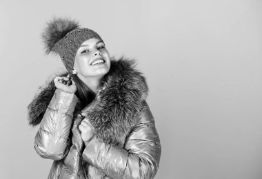 Hadi yapalım şu işi. Bereli kız. Sahte kürk modası. Mutlu kış tatilleri. Xmas geliyor. Soğuk algınlığı. Mevsimlik moda. Kış kıyafetleri içinde güzellik. Soğuk sezon alışverişi. Yastıklı, kalın ceketli kadın.