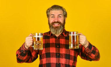 Alkolik. Bar 'da bira içen susamış bir adam. Köpüklü bira. Hippi bira içer. Olgun sakallı adam elinde bira bardağı tutuyor. Şerefe. Tatil kutlaması. Babalar Günü. Doğum günü partisi konsepti