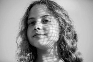 Güzel bir gün. Küçük kız uzun kürek kılı. Mutlu çocukluk. Mükemmel sağlıklı bir cilt. Gençlik harika bir şey. Yaz tatili ve tatil. İyi havanın tadını çıkar. Çocuk modası. Güzel bir çocuk. Doğal güzellik