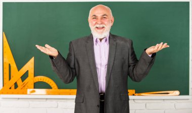 Resmi eğitim. Yetişkin pedagog bilgisini paylaşıyor. Kök bilgi modern dünyada rağbet görüyor. Bilgi kavramı. Bilgi her yerde ama bilgelik kıttır. Sınıfta sakallı bir öğretmen var.