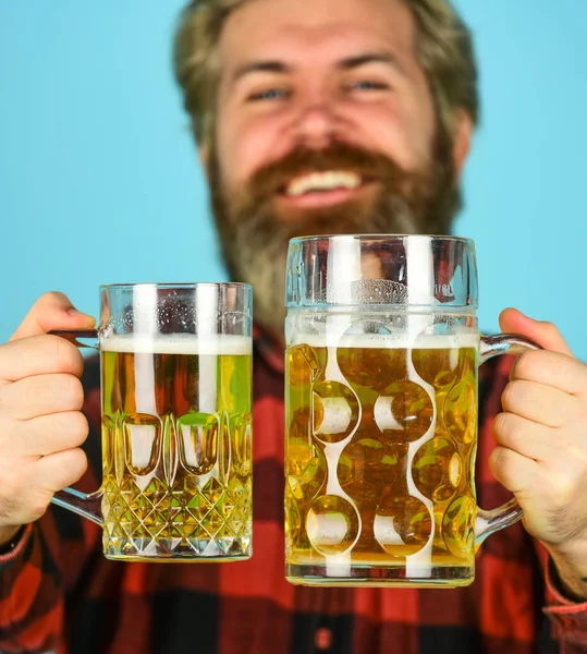 Sarhoş ol. Alkolik. Bar 'da bira içen susamış bir adam. Hippi bira içer. Olgun sakallı adam elinde bira bardağı tutuyor. Şerefe. Gerçek duygu. Tatil kutlaması. Bekarlığa veda günü. Ruh halini iyileştir. — Stok fotoğraf