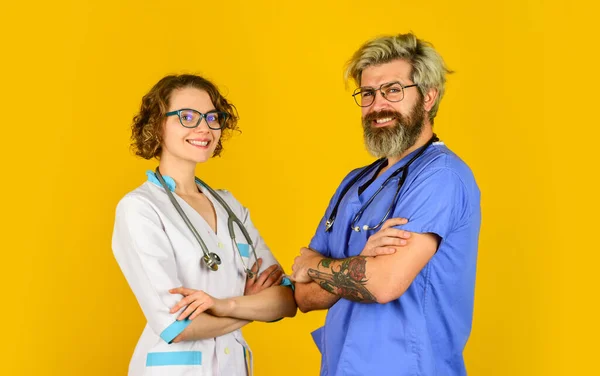 Compañeros exitosos. Clínica privada. Equipo de médicos. Educación médica. Medicina basada en la evidencia. Personal médico. Equipo de doctores y enfermeras que cooperan. Médicos en el hospital. Grupo de médicos — Foto de Stock