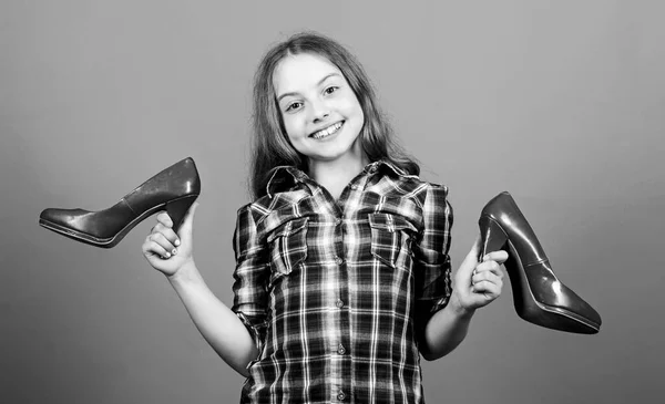 Glamour salto alto. Impressionante vermelho brilhante stiletto sapatos. Um miúdo fashionista com saltos altos. Desejo crescer mais rápido. Toda garota sonhando com saltos altos na moda. Loja de sapatos. Dia de compras — Fotografia de Stock