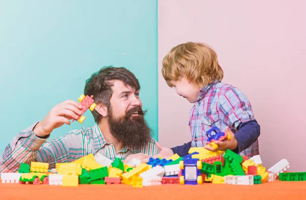 Idea creativa. Un niño pequeño con papá jugando. feliz familia ocio creativo. edificio casa con constructor. desarrollo infantil. padre e hijo juegan juego creativo. Pasar tiempo de calidad con la familia —  Fotos de Stock