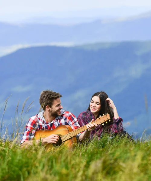 Canção de amor. casal apaixonado passar tempo livre juntos. Acampamento ocidental. caminhadas aventura. amigos felizes com guitarra. amizade. canções de fogueira. música country. Encontro romântico. homens tocar guitarra para menina — Fotografia de Stock