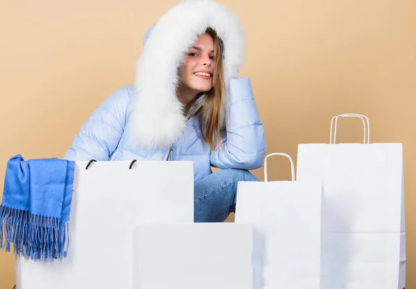 Schwarzer Freitag. Persönlicher Stylisten-Service. Kaufen Sie Winterkleidung. Modeboutique. Verkauf und Rabatt. Einkäuferinnen probieren Winterkleidung aus. Einkaufsführer. Kunstpelz. Mädchen tragen warme Jacken. Einkaufskonzept — Stockfoto