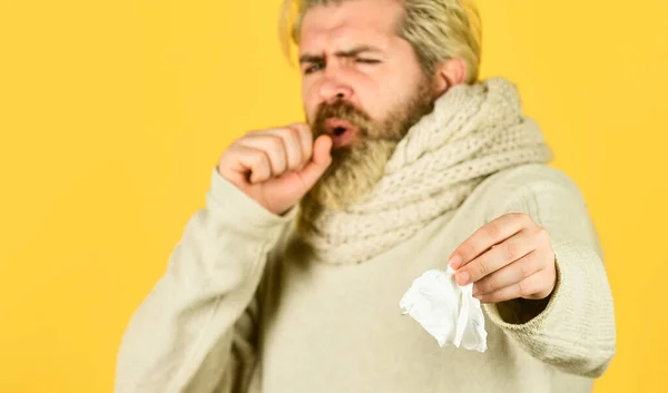 Entzündungsprozess. Kranker Mann hat laufende Nase. Grippe und Virusinfektion Symptome. Coronavirus aus China. Immunität gegen Epidemien. Hipster niesen die Nase aus. Allergische Reaktion. Selektiver Fokus — Stockfoto