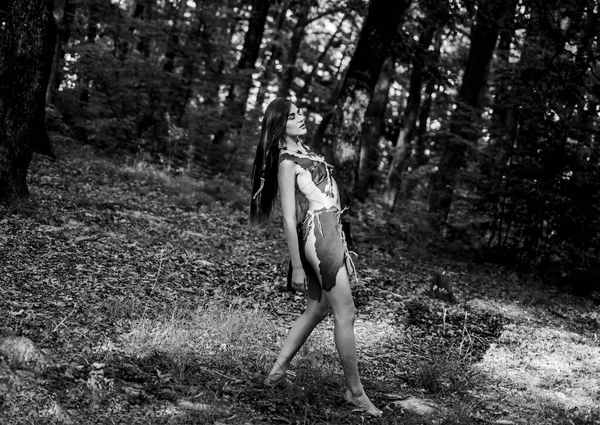 Fée de la forêt. Vivant la vie sauvage nature intacte. Femme sauvage dans la forêt. Sexy fille stade précoce dans le développement évolutif. Culture de l'homme sauvage. Mythologie de l'esprit féminin. Mode design primitif — Photo