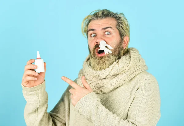 Kalla influensabehandlingar. Rinnande näsa återhämtning. Sjukvårdskoncept. Rinnande näsa och förkylningssymptom. Snabb återhämtning. Mannen halsduk hålla nässpray. Läkemedel effektiv återhämtning. Allergi medicinsk behandling — Stockfoto