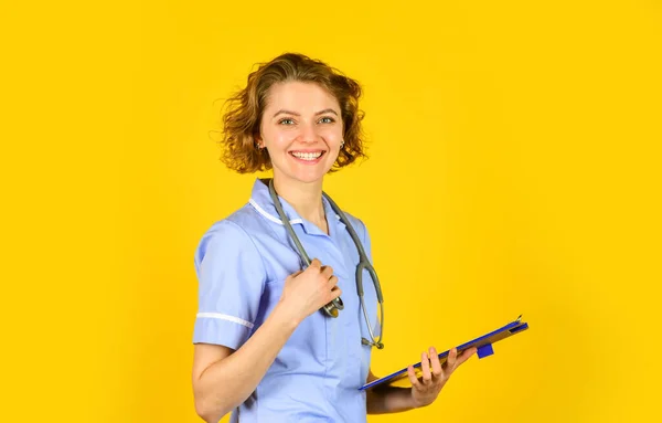 Infermiera informata. Operaio medico. Dottore donna. Clinica privata o ospedale. Autorità sanitaria locale. Direttamente alla giusta struttura sanitaria. Tieniti informato delle ultime informazioni. Resta a casa se non ti senti bene — Foto Stock