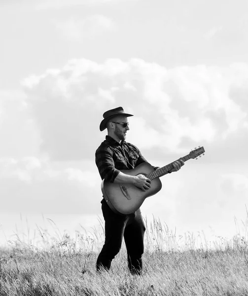 Animador Entretenimiento. canción de música country. sexy hombre con guitarra en camisa a cuadros. camping occidental y senderismo. vaquero con guitarrista acústico. moda hipster. feliz y libre — Foto de Stock