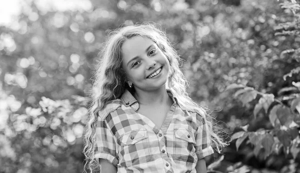 Día de los niños. niño bonito al aire libre. belleza natural. Pelo largo de niña pequeña. Feliz infancia. piel sana perfecta. La juventud es brillante. vacaciones de verano y vacaciones. disfrutar del buen tiempo. moda infantil — Foto de Stock