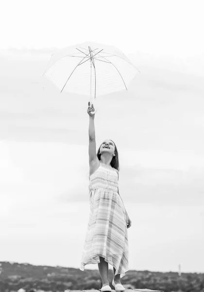 E 'ora di riposare. moda autunno. Libertà e felicità. tempo piovoso. Autunno-umore. previsioni meteo autunnale. infanzia spensierata. bambina con ombrello — Foto Stock