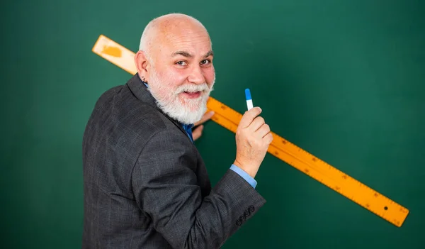 Linha reta. disciplinas escolares. Educação e conhecimento. formas geométricas no ensino médio. professor de homem sênior usar régua ao desenhar. maduro tutor homem desenhar com régua no quadro negro. voltar para a escola — Fotografia de Stock