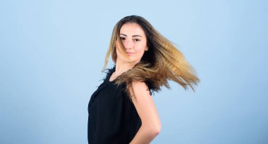 Hayatına biraz aksiyon ekle. Şık saçlar. Hippi eğilimli bir kadın. Uzun saçlı seksi kadın. Moda modelinin modaya uygun görüntüsü. Moda ve güzellik salonu. Seksi bir kadın. Gerçek kız için makyaj