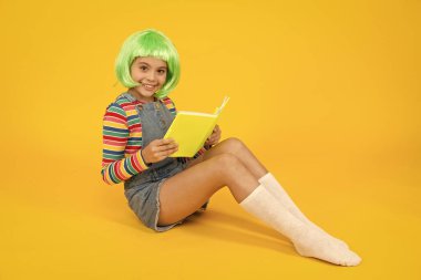 Rahatla ve kitap oku. Sevimli küçük çocuk sarı arka planı okudu. Sevimli küçük kız okumayı seviyor. Mutluluğu satın alamazsın ama kitabı satın alabilirsin. Kitapçı. Kütüphane. Bibliopol