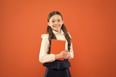 Çocuk okul üniforması çalışma kitabı tutun. Okul dersi. Ev ödevi yapan bir çocuk. Olasılıklara inan. Çalışma için ilham. Okula geri dön. Bilgi günü. Her şey mümkün. Schoolgirl çalışma keyfini çıkarın