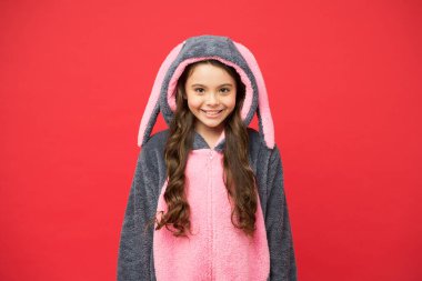 Gülümseyen bebek hayvan. Sana da günaydın. Rahat ev kıyafetleri modası. Küçük kız Paskalya tavşanı kostümü giyiyor. Kigurumi pijamalı mutlu çocuk. Rahat uykunuz için pijama. komik tavşan çocuk rahatla