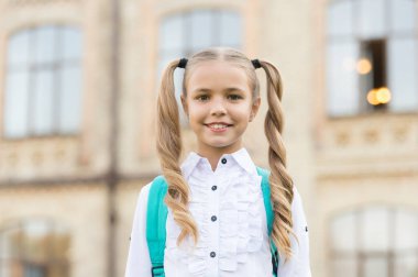 Bak sen şu işe. Okulun ilk günü. Mutlu okul kızı şehir geçmişi. Küçük liseli kız okula döndü. Küçük liseli kızlar resmi üniforma giyer. Sevimli liseli kızın büyüleyici görünüşü. Okul ve Eğitim