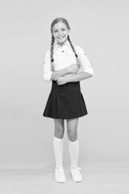 Bilgiye doğru. Okul üniformalı küçük bir kız. sözlük defteri. Bilgi al. Hikaye okumak. Çocuk edebiyatı. Çocuk dil bilgisi öğreniyor. Okula dönüyorum. Çalışma kitabı olan mutlu bir kız. Eğitim