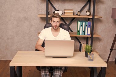 Sanal gerçeklik burada. Laptopta çalışan yakışıklı adam. İnsan evde sanal gerçekliği keşfeder. Yeni teknoloji. Modern hayat. VR iletişimi. Video eğitimi. Sanal gerçeklik aygıtı kullanılıyor. Sanal dünya