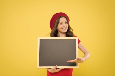 Büyük satışlar. Çocuk sarı arka planda. Okula dönüyorum. İlginç bir bilgi. Fransız bereli mutlu kız. Okul sedyesi olan küçük bir kız, fotokopi odası. Bilgi tahtası. Moda haberleri. Yazmak için yer