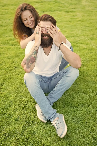 Cheerful couple. perfect date. family weekend. summer relax in park. romantic couple having fun together. cute girl and bearded man hipster on green grass. couple in love. valentines day — Stock Photo, Image