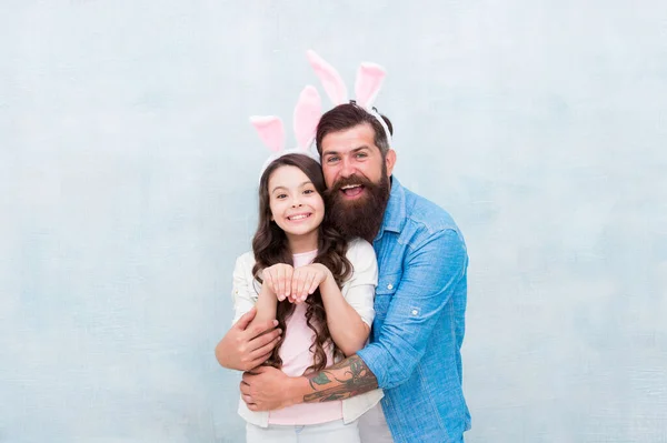 Щасливий сімейний час. батько і дочка святкують Великдень. усміхнений і смішний. час вечірки кролика. підготовка свята. Розважаючись на полювання на великодні яйця. Щаслива сім'я готується до Великодня — стокове фото