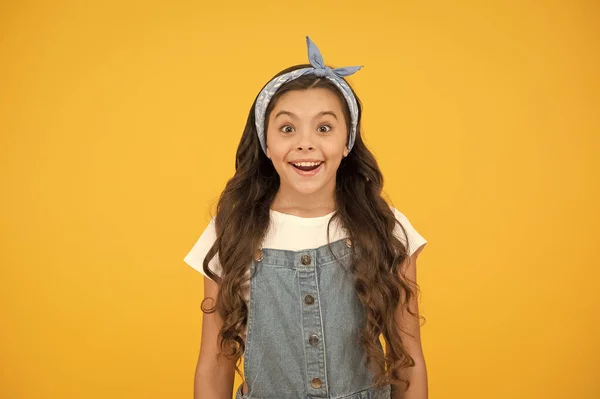 Estas son mis vacaciones. moda de verano para niños. belleza y moda. Feliz infancia. concepto de salón de peluquería. Pelo rizado largo de poca belleza. chica retro sonriendo fondo amarillo. aspecto vintage niño pequeño —  Fotos de Stock