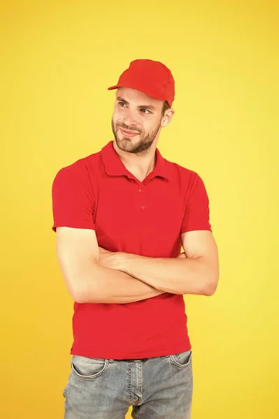 Pekerja pengiriman tukang pos. Man cap merah latar belakang kuning. Mengantar pembelian. Selalu tepat waktu. Didedikasikan untuk bisnismu. Layanan pengiriman. Salesman dan kurir karir. Layanan antar dan kurir — Stok Foto