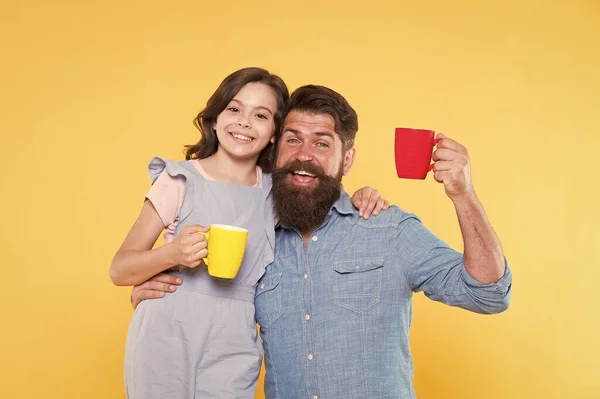 Beber sano vivir bien. Feliz familia bebe té con leche. El niño y el padre sostienen tazas de bebida caliente. Beber bebidas saludables naturales. Disfrutando de deliciosa receta de bebida. Mañana y desayuno —  Fotos de Stock