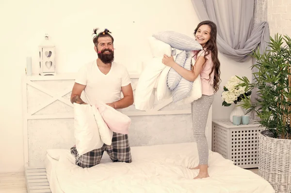 La hija es su amor. Hija pequeña y hombre barbudo divertirse. Hijita y padre disfrutan jugando juntos. Relación padre e hija. Familia feliz. Día de las hijas — Foto de Stock