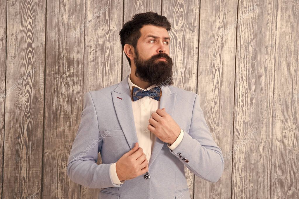 Traje de boda romantico. Peluquero de estilo caballero. Barberia oferta gama de paquetes para el novio. Concepto de peluqueria. Barba y bigote. Chico bien arreglado guapo barbudo hipster desgaste esmo...