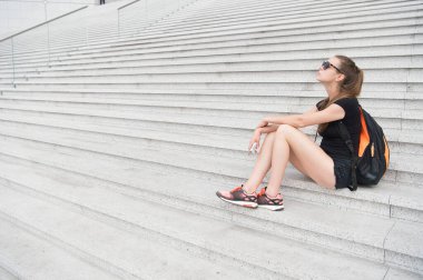 Hayallerinin peşinden git. O yolunu biliyor. Yorgun gezgin merdivenlerde rahatlar. Güzel kız rüyası ve fantazisi. Tatlı hayalperest taş basamaklarda oturuyor. Başarı ve hırs. Rüya tatili. Bunu yapana kadar rüya işe yaramaz.