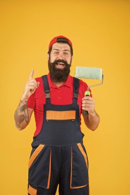 Parlak fikir. İnşaat ve yenileme hizmetleri. Dekorasyon ve dekorasyon. Mükemmel bir yüzey resmi. Yetenekli bir ressam. Sarı arka planda sakallı adam ressamı. Boyama aleti. Fırça fırçası boyacısı