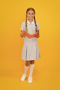 Okul kütüphanesi konsepti. Bilgi kaynağı. Gayrı resmi eğitim kavramı. Edebiyat kulübüne katıl. Okul eğitimi. Yapılandırılmış müfredat dışında eğitim. Çocuk mutlu kız kitap tutun eğitim keyfini çıkarın