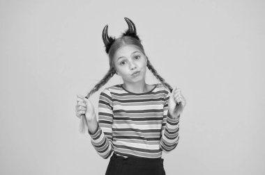 Karnaval için aksesuarlar. Partiye hazırlanıyorum. Küçük şeytan. Oyuncu iblis kız. İçindeki küçük şeytan. Kızsal öfke. Şirin ama tehlikeli. Cadılar Bayramı konsepti Kırmızı boynuzlu küçük sevimli çocuk.