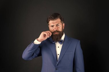 Erkeksi estetik. İyi görünmek çok fazla çaba gerektirmez. Takım elbiseli, sakallı, bakımlı bir adam. Erkek modası ve estetik. İş adamı resmi kıyafeti. Klasik tarz estetik.