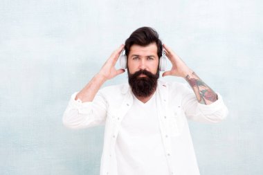 Elektronik dans müziği ve ev şarkıları. Enstrümantal müzik. Sakallı adam kulaklıkları arka planda. Hippi müzik kulaklığı dinler. Modern kablosuz kulaklık. Mükemmel ses konsepti