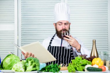 Ciddi sakallı adam. Şef tarifi. Diyet organik gıda. Taze sebzeli vejetaryen salatası. Sağlıklı yemek pişirme. Sakallı, olgun bir hippi. Mutfak mutfağı. Vitamin. En iyisini seçmek.