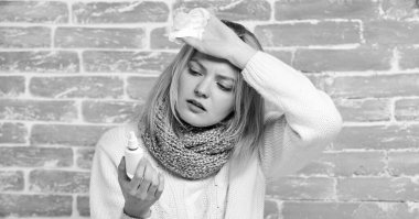 Hasta hissediyorum. Astım ya da alerjik rhtis. Nazal soğuk algınlığı ya da alerjisi olan tatlı bir kadın. Burnu akan, burun damlası tutan güzel bir kız. Hasta kadın burnuna iğne yapıyor.